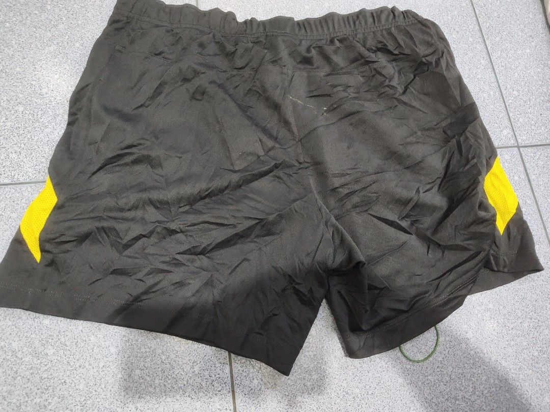 Vintage Nike Shorts dri fit (Category: Shorts) located in Labo. Submitted by ronelryan (Listing ID 1469494826, Image 3). Description: Large on tag Cr 10/10 Excellent condi 30 to 36 width Above knee.
