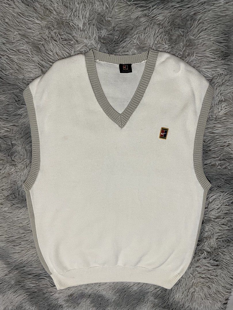 Vintage Nike Vest (Category: Announcements) located in Tuguegarao City. Submitted by thenorththrift. (Listing ID 1469464020, Image 1). Description: .