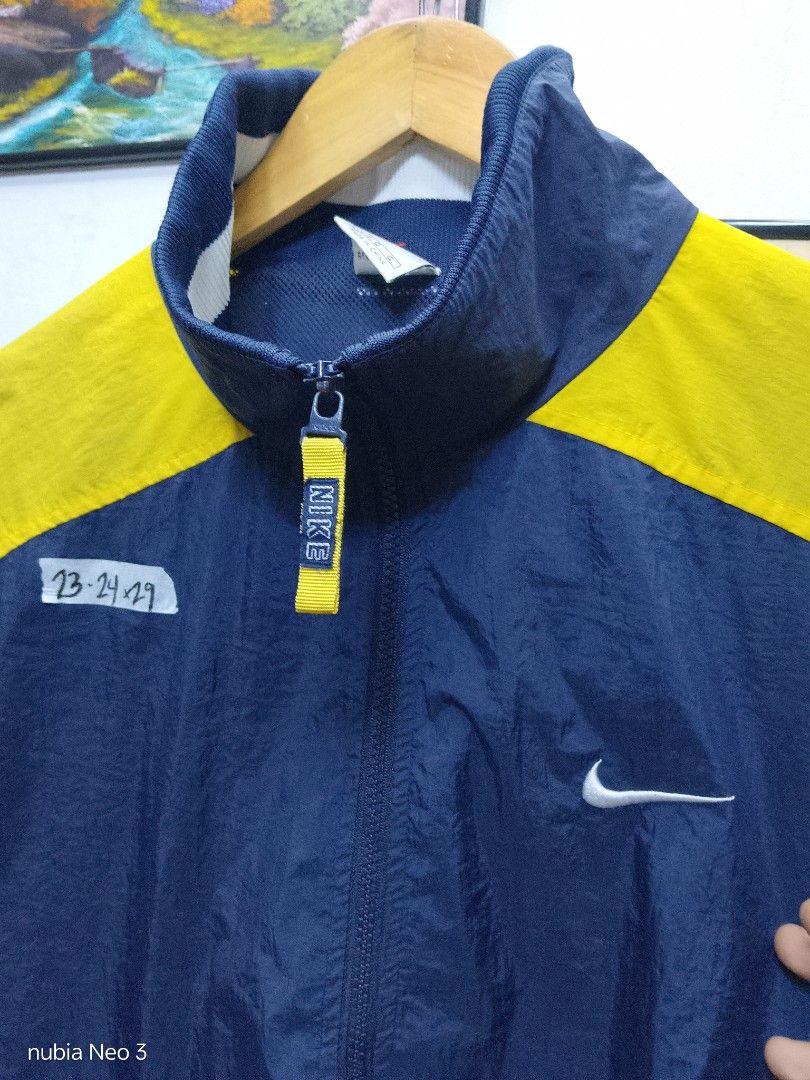 vintage nike windbreaker (Category: Coats, Jackets and Outerwear) located in Valenzuela. Submitted by joshwrldselection (Listing ID 1469454589, Image 2). Description: xl - xxl very good condition last pic issue thrift..