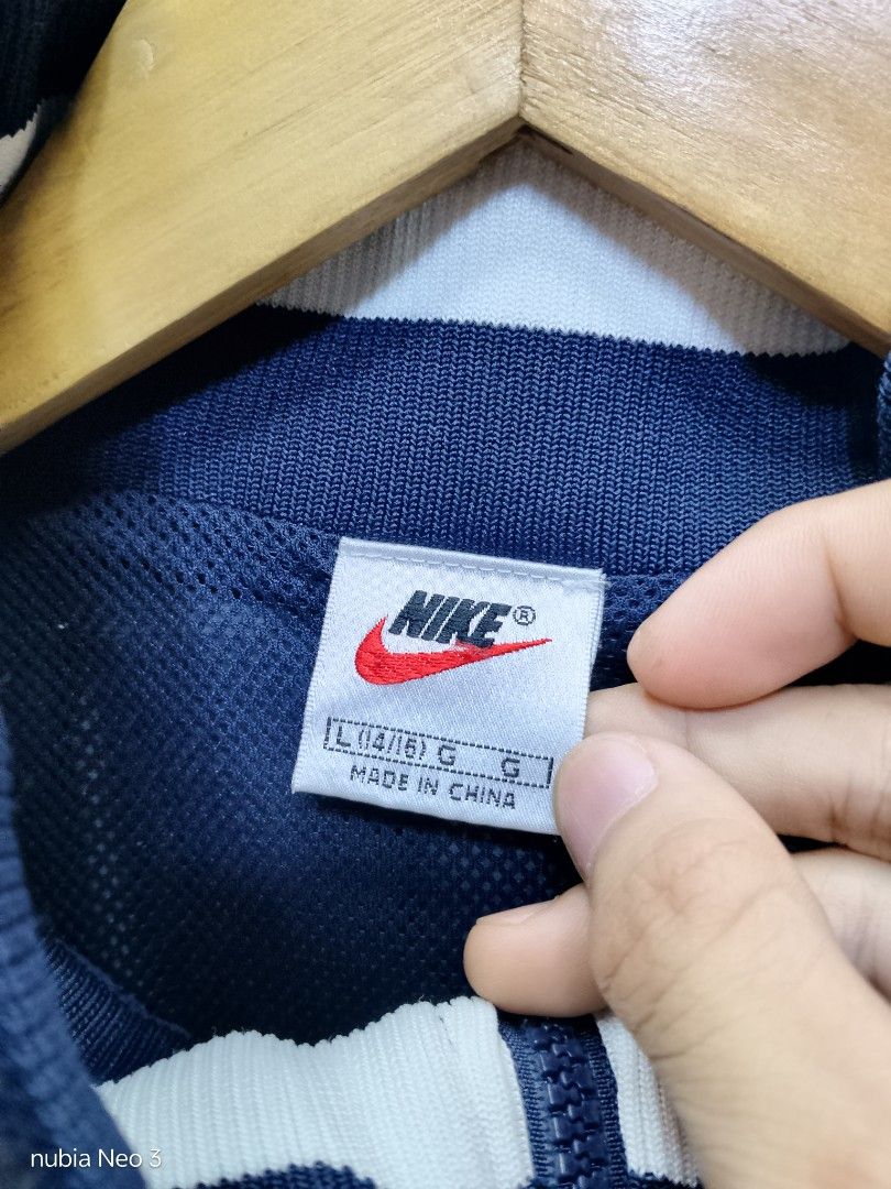 vintage nike windbreaker (Category: Coats, Jackets and Outerwear) located in Valenzuela. Submitted by joshwrldselection (Listing ID 1469454589, Image 3). Description: xl - xxl very good condition last pic issue thrift..