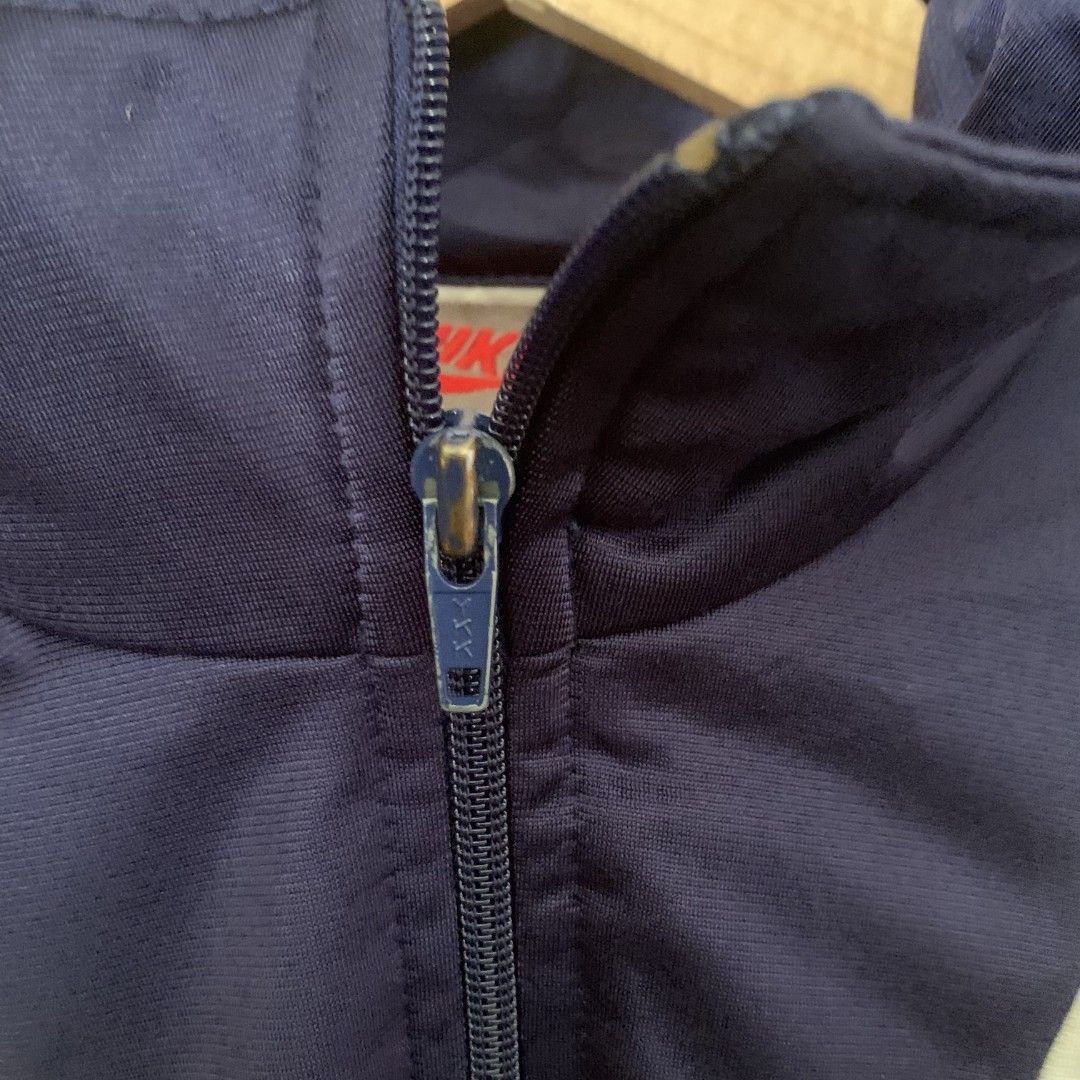 VINTAGE NIKE WINDBREAKER (Category: Coats, Jackets and Outerwear) located in Binalonan. Submitted by thrift_on2022 (Listing ID 1469525469, Image 3). Description: W- 24 L - 26/27 Color rate - 9.8/10 Excellent Condition❗️.