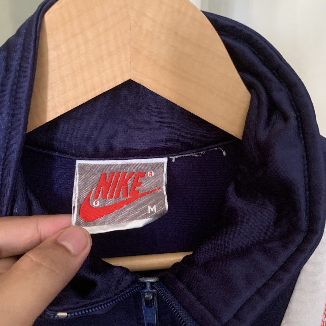 VINTAGE NIKE WINDBREAKER (Category: Coats, Jackets and Outerwear) located in Binalonan. Submitted by thrift_on2022 (Listing ID 1469525469, Image 2). Description: W- 24 L - 26/27 Color rate - 9.8/10 Excellent Condition❗️.