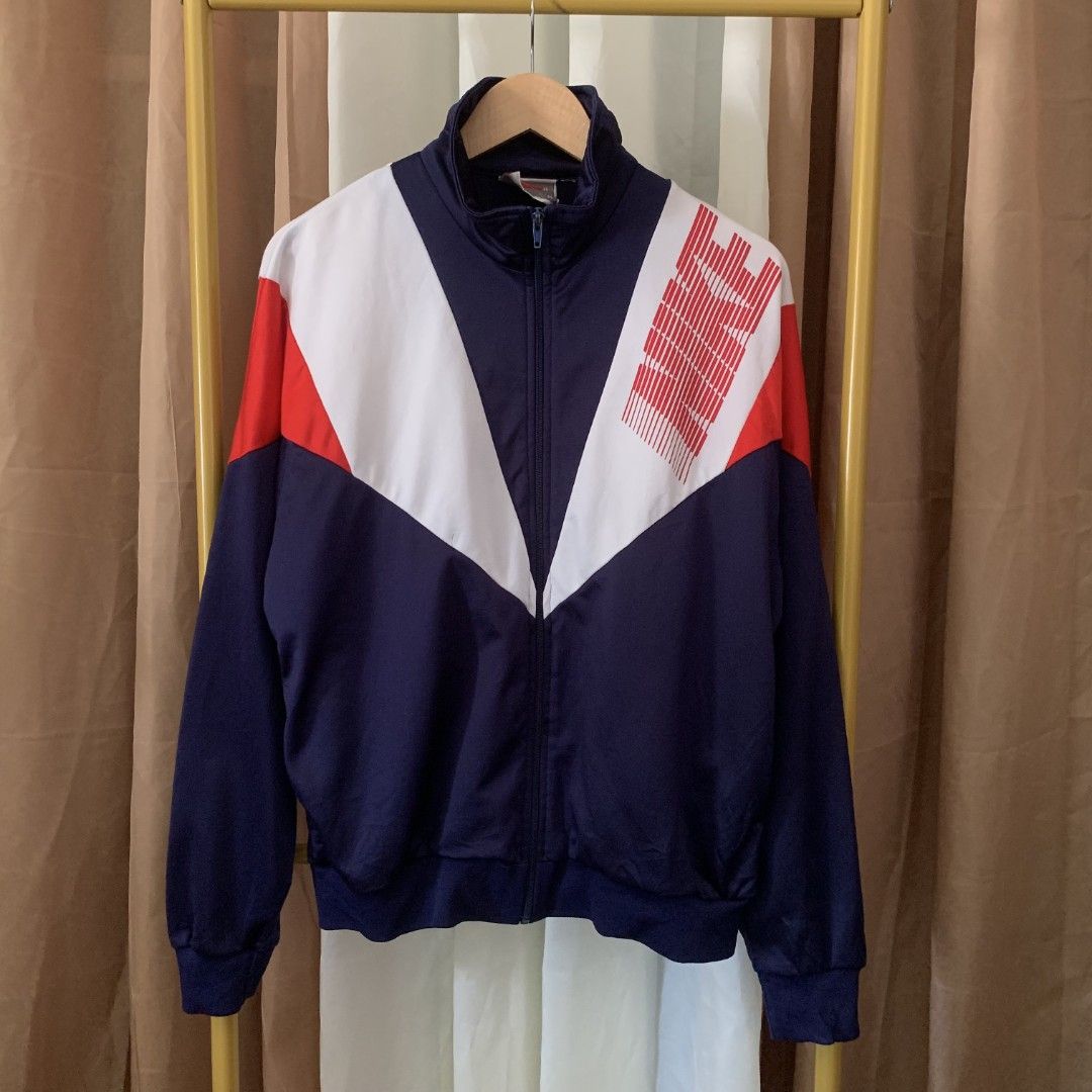 VINTAGE NIKE WINDBREAKER (Category: Coats, Jackets and Outerwear) located in Binalonan. Submitted by thrift_on2022 (Listing ID 1469525469, Image 1). Description: W- 24 L - 26/27 Color rate - 9.8/10 Excellent Condition❗️.