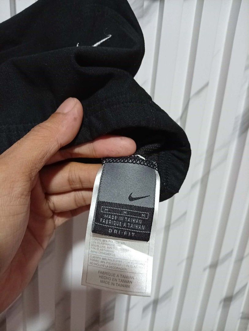 Vintage Nike Womens embriod logo ( Authentic ) (Category: Others Tops) located in Barotac Nuevo. Submitted by john.pritz (Listing ID 1469480013, Image 3). Description: Vintage Nike Womens Embriod logo ( Authentic ) Like new condi no issue Size medium on tag Fit Xs to small.