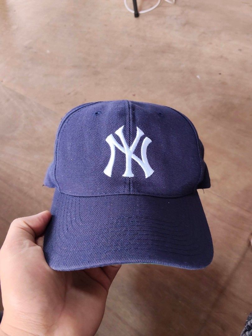 Vintage Ny Yankees snapback (Category: Caps & Hats) located in Amadeo. Submitted by juanpablor51788 (Listing ID 1469492580, Image 1). Description: vintage cap NY Yankees snapback sports specialties used no major issue.