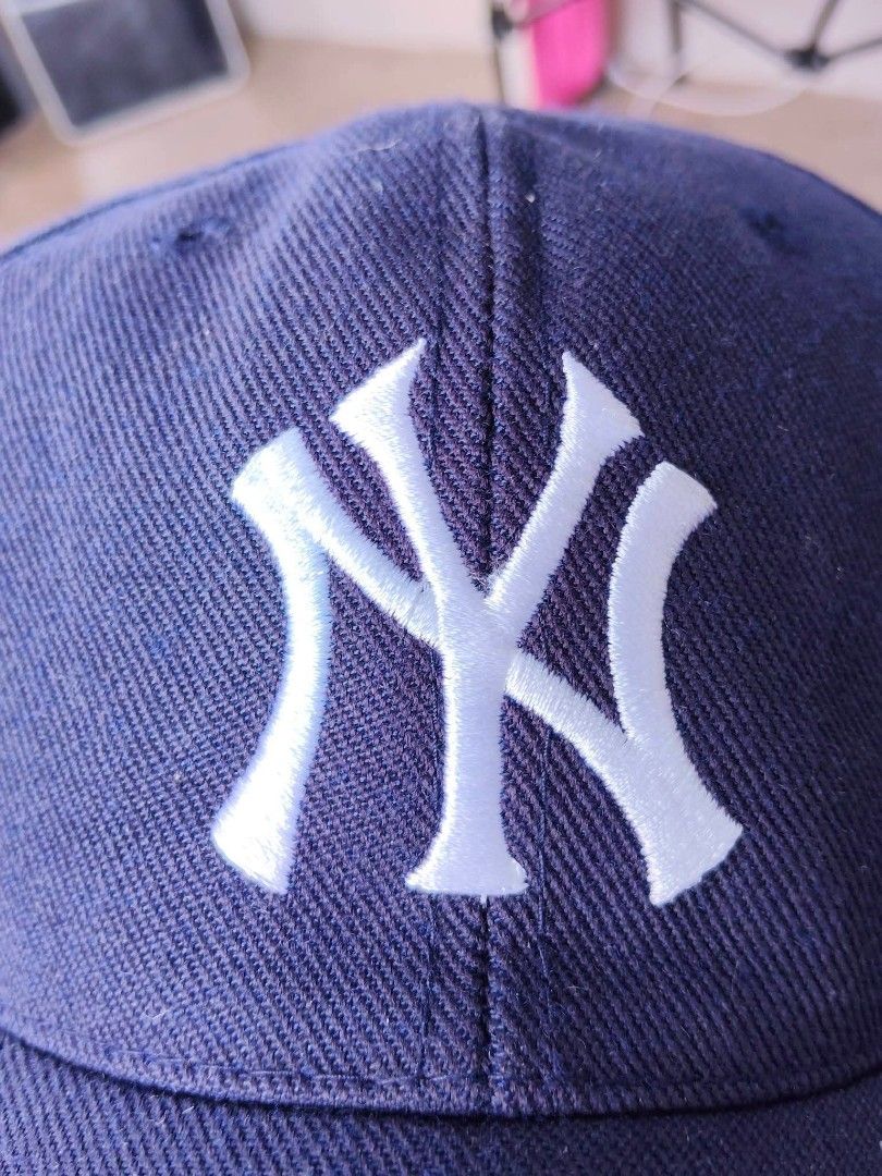 Vintage Ny Yankees snapback (Category: Caps & Hats) located in Amadeo. Submitted by juanpablor51788 (Listing ID 1469492580, Image 3). Description: vintage cap NY Yankees snapback sports specialties used no major issue.