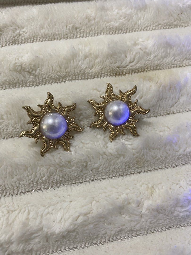 Vintage style sunburst stud earring (Category: Luxury Accessories) located in Santo Tomas. Submitted by yengcarawa67764 (Listing ID 1469478186, Image 2). Description: .