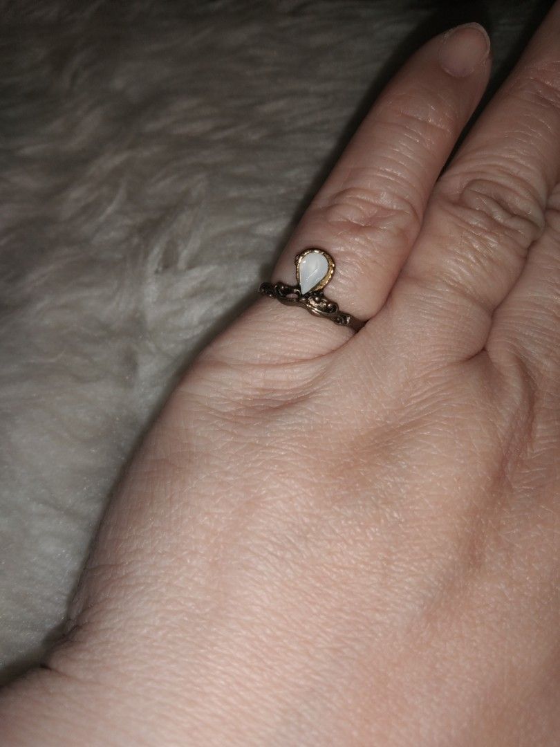 Vintage teardrop ring bronze size 7 (Category: Rings) located in Quezon City. Submitted by eidorableshop (Listing ID 1469396577, Image 1). Description: .