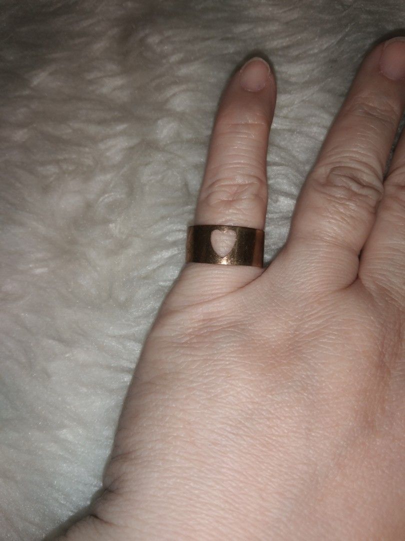 Vintage thick heart design ring (Category: Rings) located in Quezon City. Submitted by eidorableshop (Listing ID 1469399415, Image 1). Description: .
