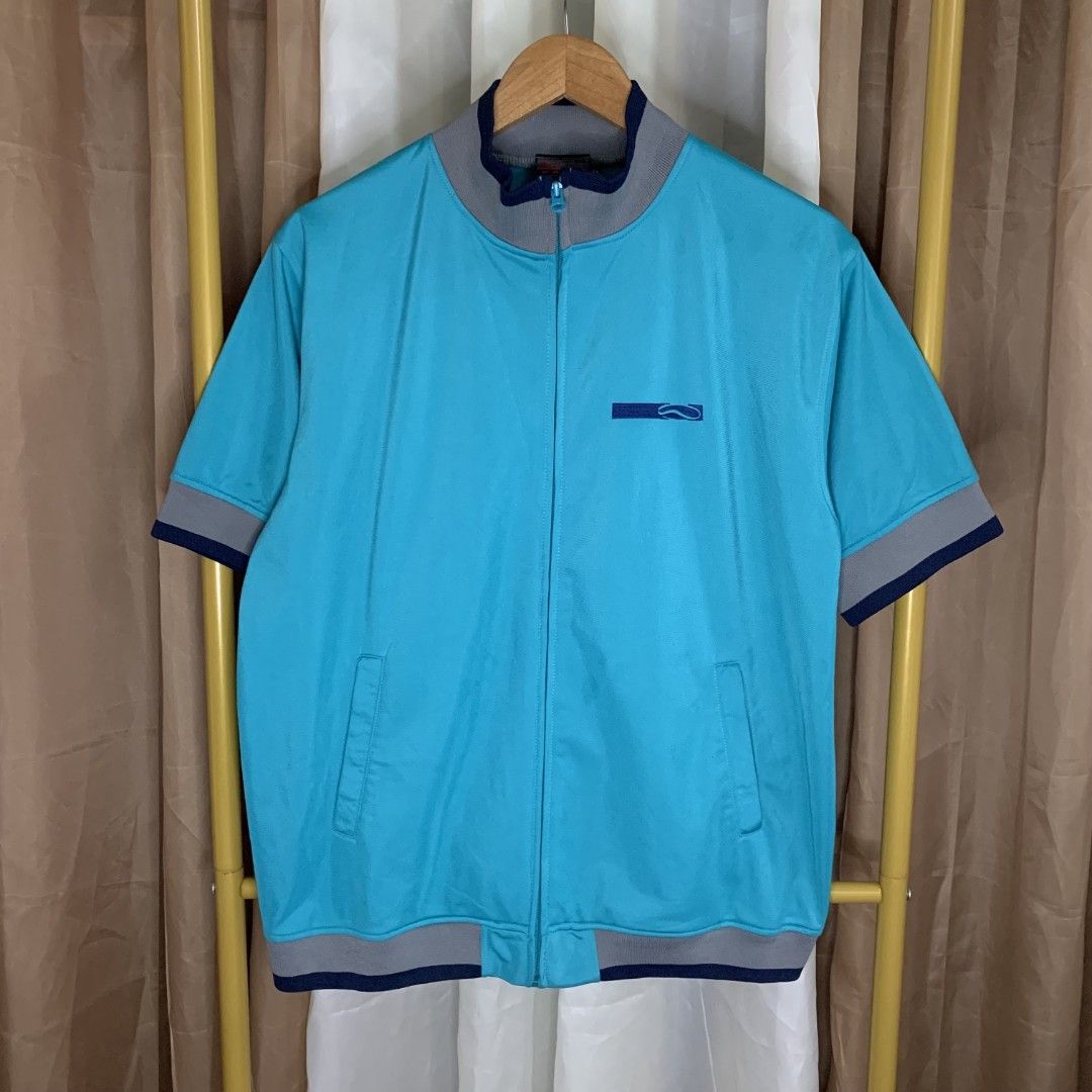 VINTAGE VANS (Category: Formal Shirts) located in Binalonan. Submitted by thrift_on2022 (Listing ID 1469522536, Image 2). Description: W- 22 L - 25.5 Color rate -9.7 /10 Excellent Condition❗️.