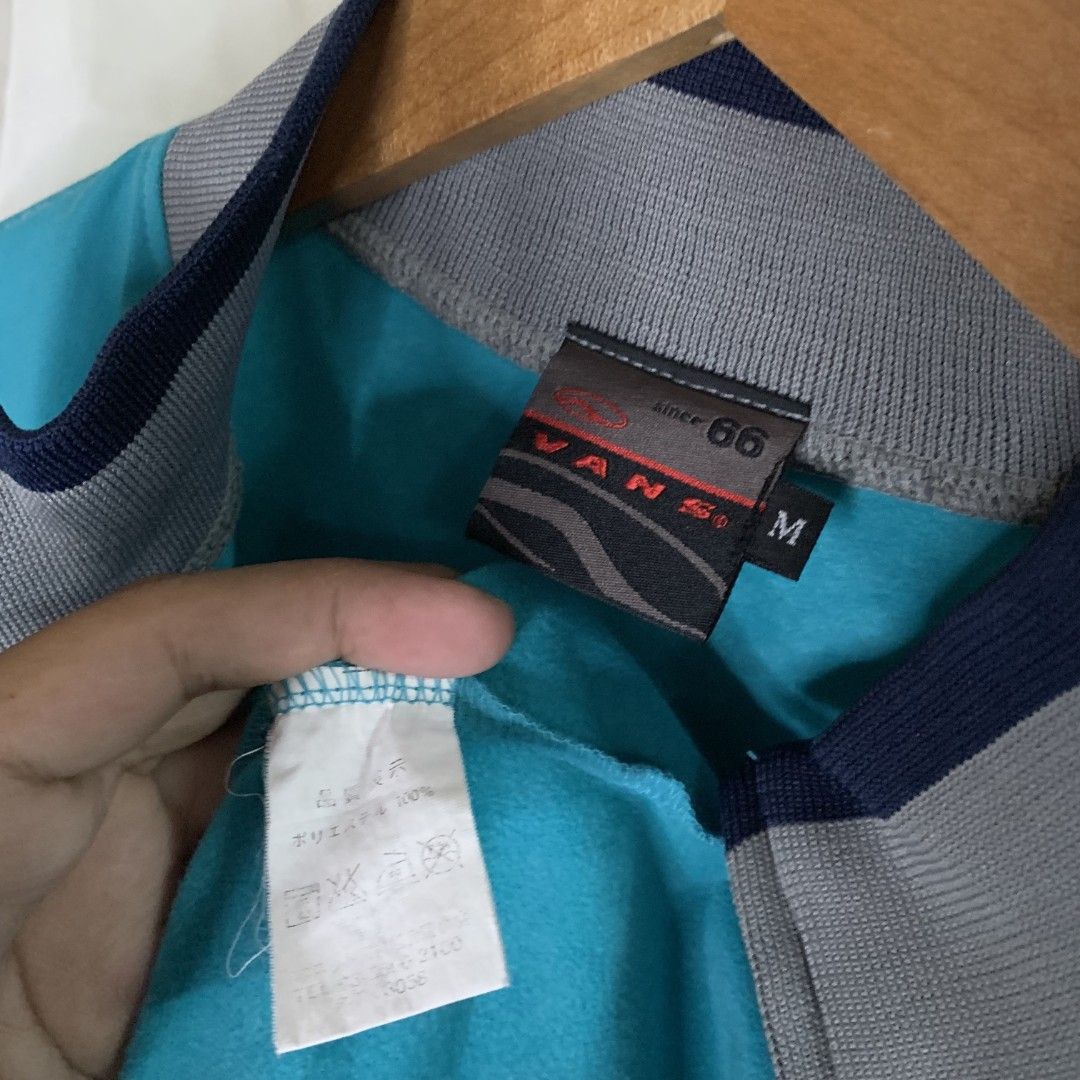 VINTAGE VANS (Category: Formal Shirts) located in Binalonan. Submitted by thrift_on2022 (Listing ID 1469522536, Image 3). Description: W- 22 L - 25.5 Color rate -9.7 /10 Excellent Condition❗️.