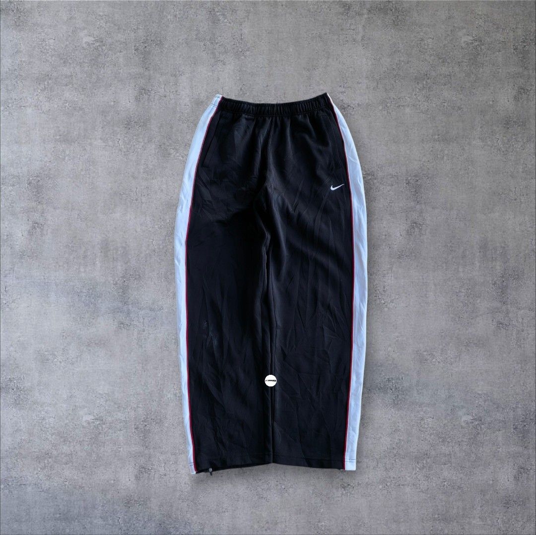 Vintage Y2K Nike Trackpants Embroidered Polyester (Category: Activewear) located in Pasig City. Submitted by j.ownerss (Listing ID 1469520005, Image 2). Description: FOR SALE‼️VINTAGE Y2K NIKE TRACKPANTS POLYESTER‼️ ₱650 ONLY Logo Embroidered 2 pockets With ankle zip Logo engraved in zip puller Condition: 9/10 Flaws: scratch on knee part only (refer to last slide) Waistline: 20-38 Length: 38.5 Hem: 8.3 Pickup: Allegra Garden Place Pasig Delivery 