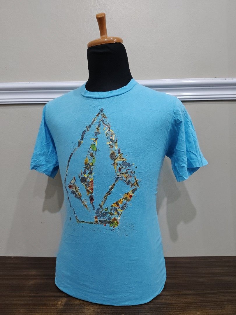 VOLCOM (Category: Tshirts & Polo Shirts) located in Bangi. Submitted by arma.bundle (Listing ID 1469426544, Image 3). Description: VOLCOM Made in Mexico Kondisi 9/10 Pit 18.5 Labuh 26.5 Double stitch Ada tulang tepi asal Tiada pinhole@koyak Tiada kotoran degil Tiada tetasan benang Leher masih elok Print crack halus Material 100% cotton *Bahagian tepi item tidak faded (effect lightening).