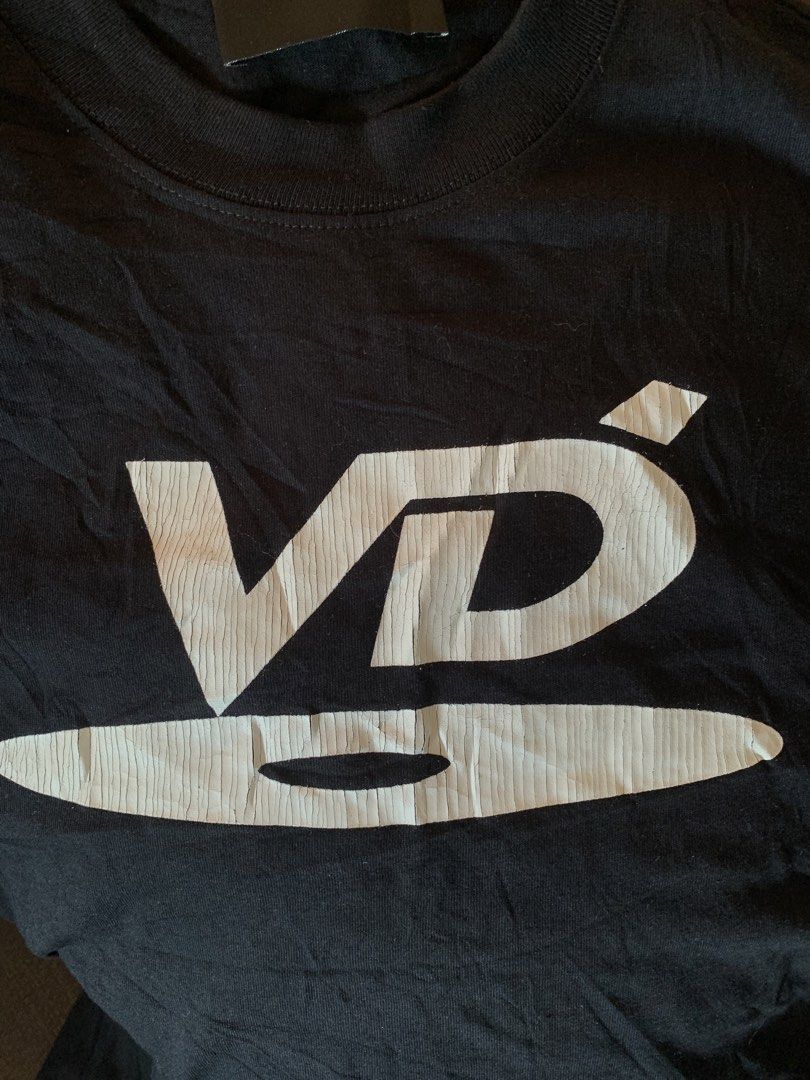 Vuja dé VD Logo Shirt (Category: Tshirts & Polo Shirts ) located in Malinao. Submitted by nhlcrza (Listing ID 1469449975, Image 3). Description: size 2 on tag 27 L” x 23 W” .