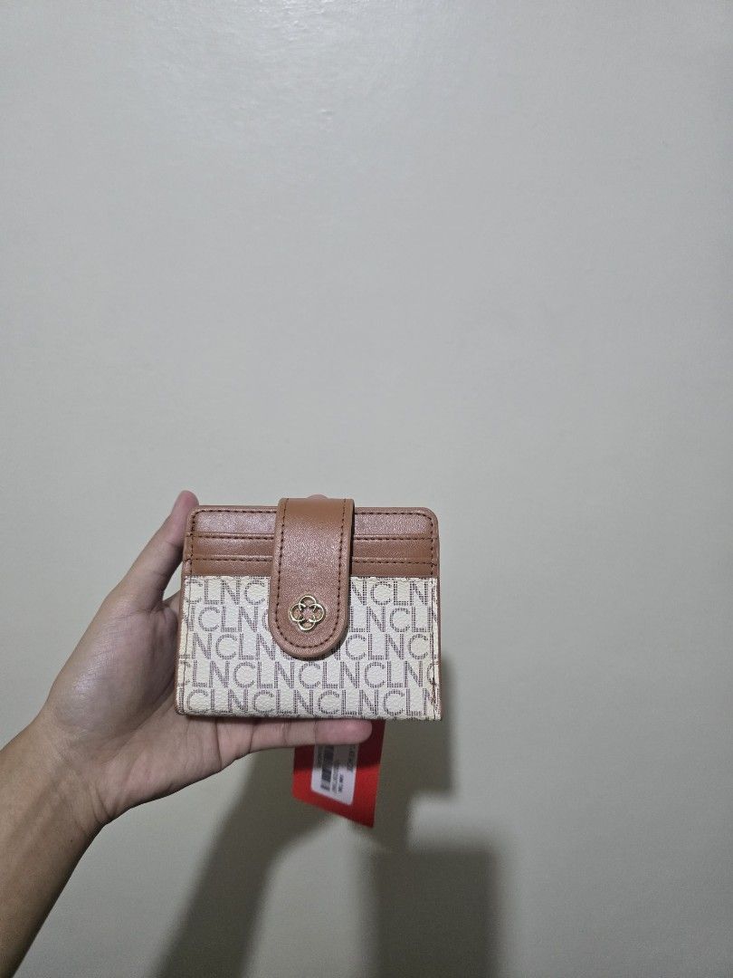 Wallet cln (Category: Wallets & Card holders) located in Abucay. Submitted by solaranestbymm (Listing ID 1469398521, Image 2). Description: never been used with box (meron lang sulat sa box) meet up: tarlac city delivery courier: j&t (shipping fee will be shouldered by the buyer).