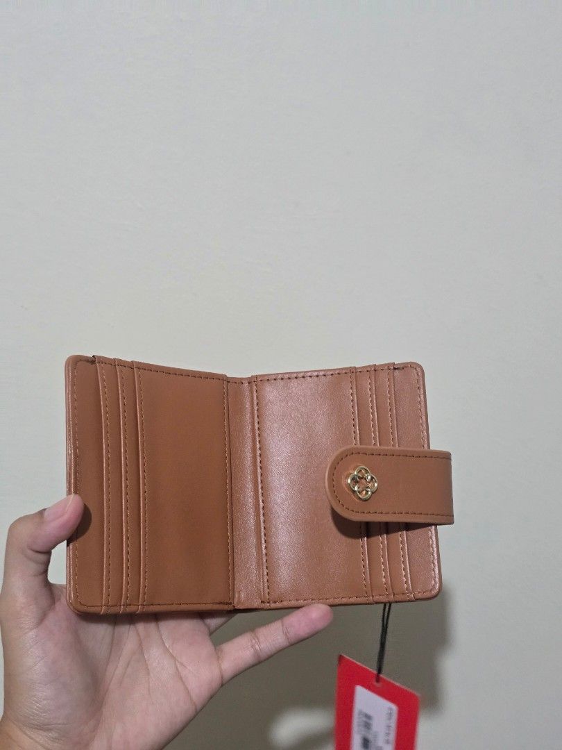 Wallet cln (Category: Wallets & Card holders) located in Abucay. Submitted by solaranestbymm (Listing ID 1469398521, Image 3). Description: never been used with box (meron lang sulat sa box) meet up: tarlac city delivery courier: j&t (shipping fee will be shouldered by the buyer).