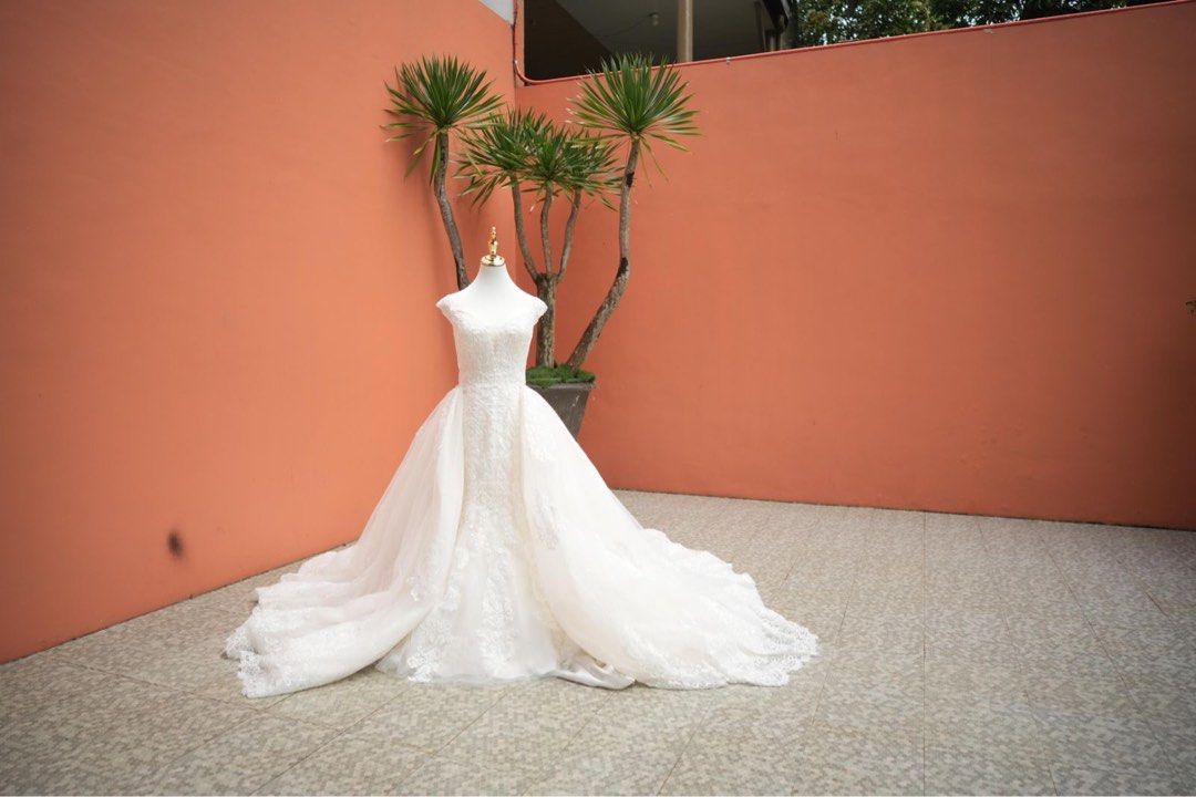 Wedding gown (Category: Evening dresses & gowns) located in Pasig City. Submitted by prelovedbyanieee (Listing ID 1469535110, Image 1). Description: Wedding Gown with long trail (3m veil) 5’0 51KG Original price : 35,000 Selling price : 20,000 Fits petite to medium brides- may tali sa likod Dry cleaned already .