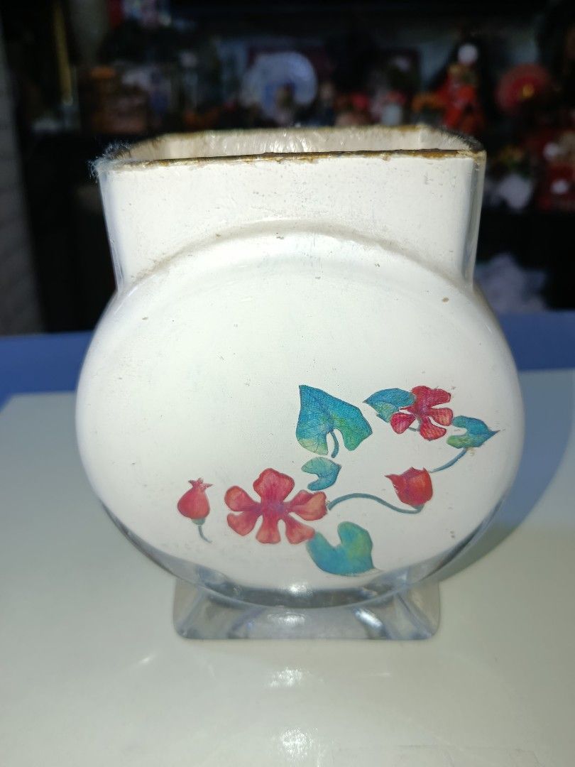 White art glass flowers design (Category: Vases & Decorative Bowls) located in Quezon City. Submitted by kristal68 (Listing ID 1469572100, Image 2). Description: just needs wash.