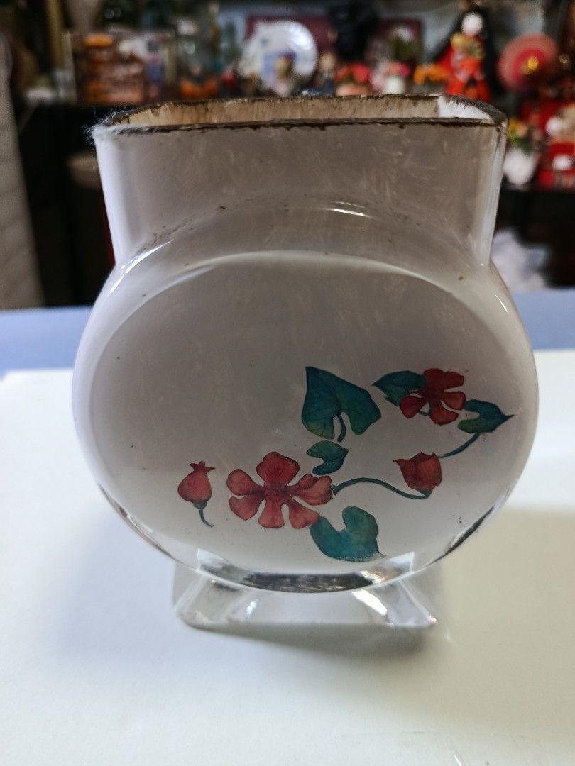 White art glass flowers design (Category: Vases & Decorative Bowls) located in Quezon City. Submitted by kristal68 (Listing ID 1469572100, Image 1). Description: just needs wash.