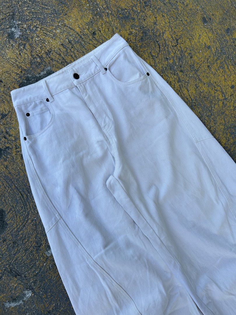 White Barrel Pants (Category: Jeans) located in Caloocan City. Submitted by hustlenhunt (Listing ID 1469528064, Image 2). Description: W-28 L-37 Thigh-13 Hem-9 -Issue: Stain (Need wash) -Condition:9/10 •MOP- Gcash/BDO •MOD- JNT/LALAMOVE/MEET-UP 📍North Caloocan .