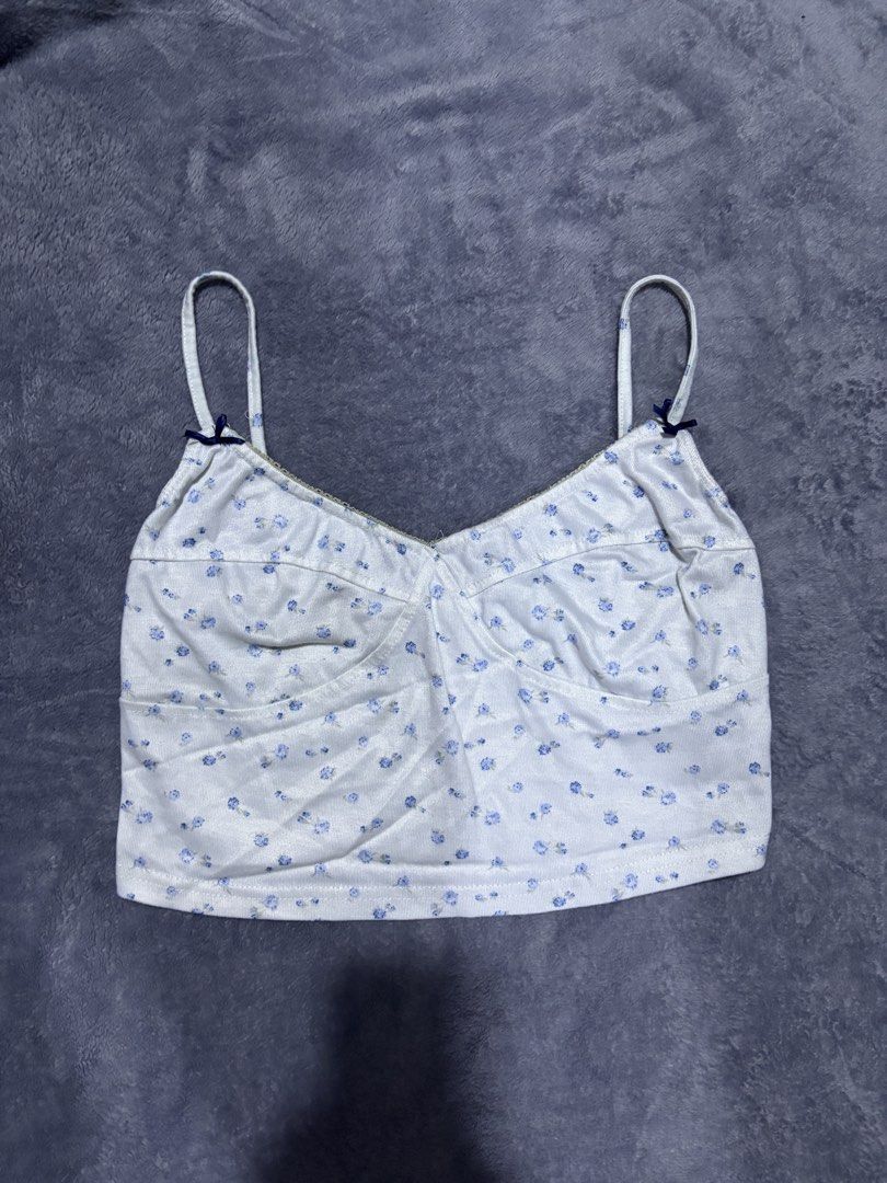 White crop top with floral print (Category: Sleeveless) located in San Pedro. Submitted by classychic.couture (Listing ID 1469540030, Image 2). Description: - Medium - Large - Good condition - No issues.