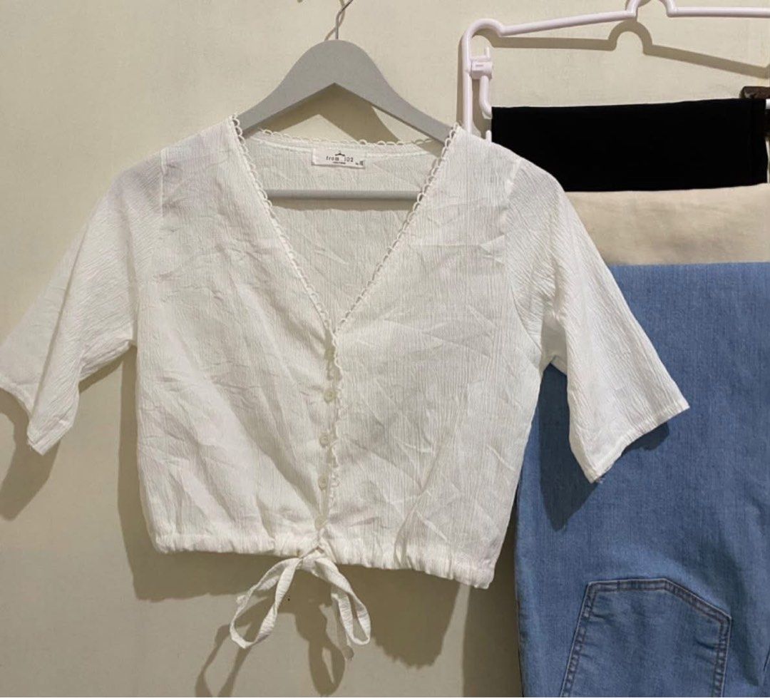 White Croptop (Category: Others Tops) located in Davao. Submitted by aunthriftpreneur (Listing ID 1469494451, Image 1). Description: White Croptop Small .
