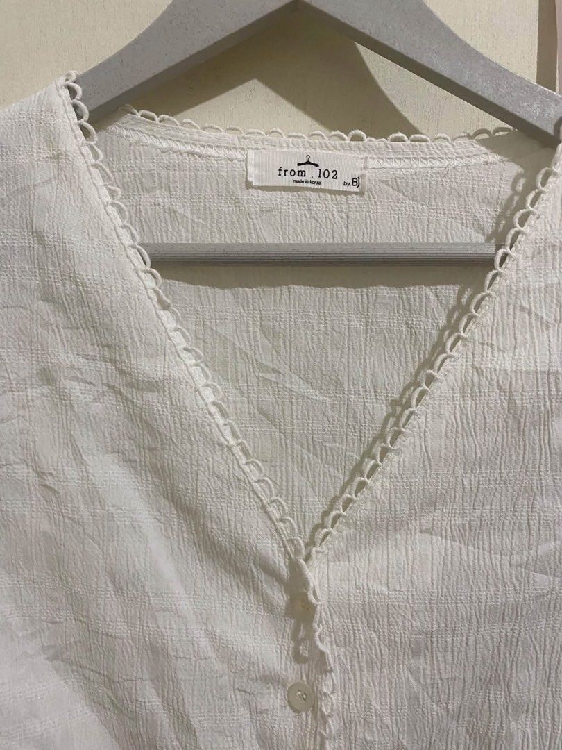 White Croptop (Category: Others Tops) located in Davao. Submitted by aunthriftpreneur (Listing ID 1469494451, Image 2). Description: White Croptop Small .