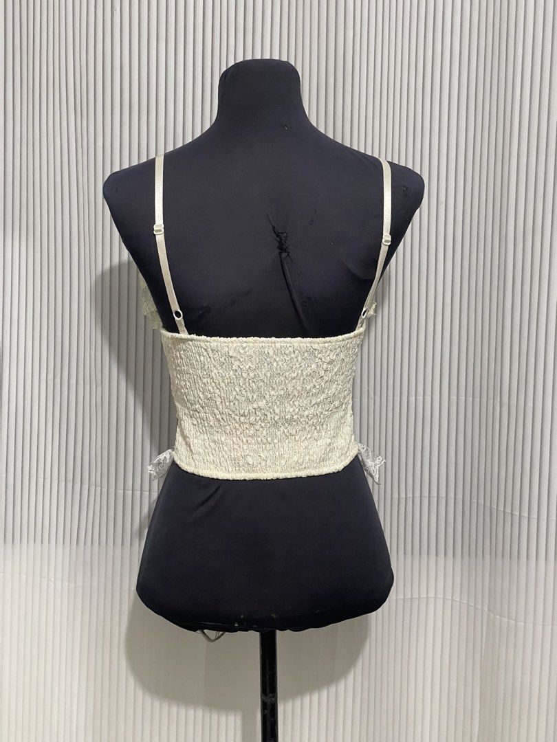 White Lacey Corset Top (Category: Others Tops) located in Tuguegarao City. Submitted by ziggerryy (Listing ID 1469534084, Image 2). Description: No flaws. No holes. S-M (smacking back) No brand.