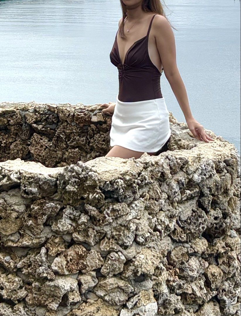 White mini skirt high waist basic casual (Category: Skirts) located in Manila. Submitted by saudadeee (Listing ID 1469539036, Image 2). Description: - Color: Clean solid white - Style: Minimalist mini skirt, perfect for casual days - Versatility: Pairs easily with tanks and various tops - Care: Easy to wash and store.