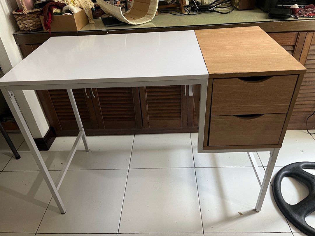 White office desk computer table with drawers (Category: Office Furniture & Fixtures) located in Pasig City. Submitted by kyow_ (Listing ID 1469457837, Image 1). Description: Location: Kapitolyo Pasig Width: 100 cm Depth: 48 cm Height: 76 cm Materials Table top & panels: 15 mm particle board Legs: 20 x 20 x 0.8 mm steel tubes in black powder coated finish Mandaue Foam Farrid Office Desk https://mandauefoam.ph/products/farid-office-desk white offi