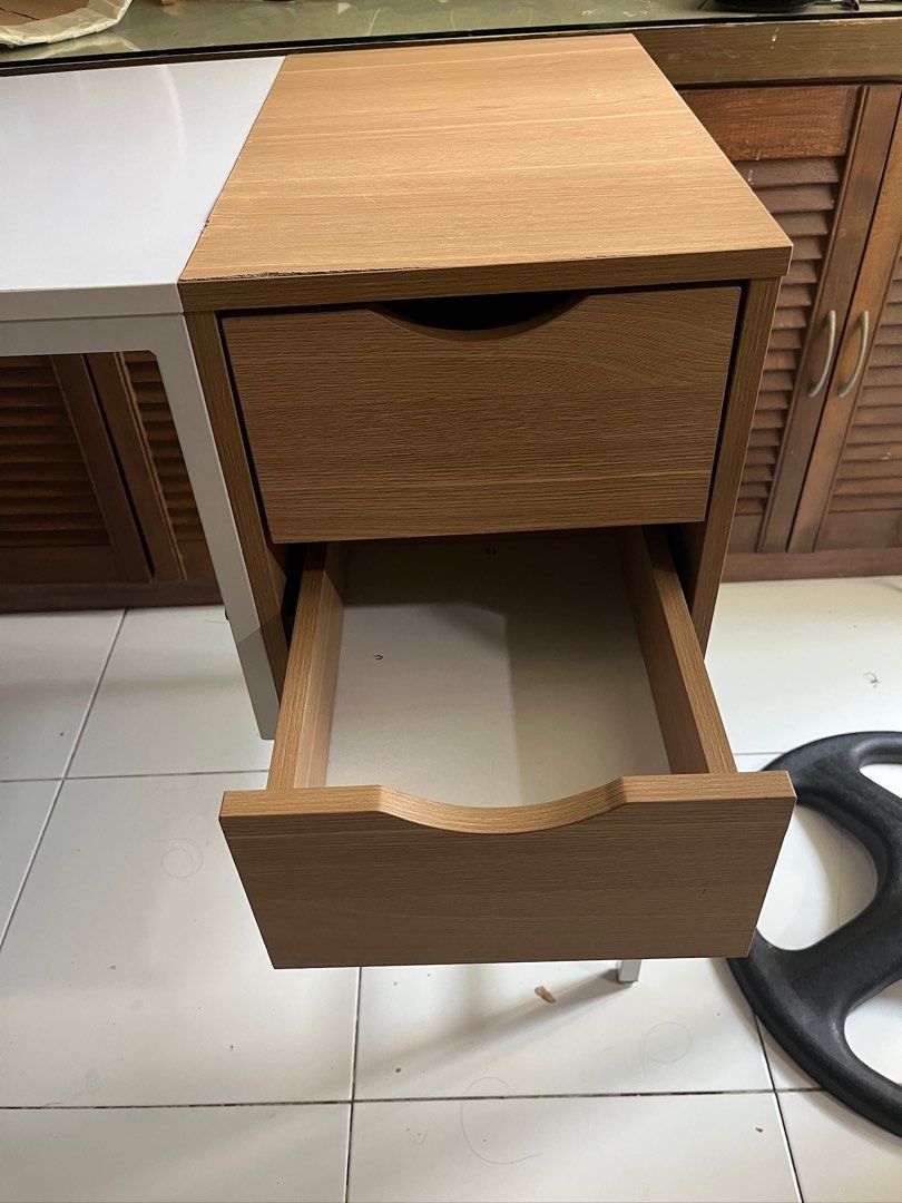 White office desk computer table with drawers (Category: Office Furniture & Fixtures) located in Pasig City. Submitted by kyow_ (Listing ID 1469457837, Image 3). Description: Location: Kapitolyo Pasig Width: 100 cm Depth: 48 cm Height: 76 cm Materials Table top & panels: 15 mm particle board Legs: 20 x 20 x 0.8 mm steel tubes in black powder coated finish Mandaue Foam Farrid Office Desk https://mandauefoam.ph/products/farid-office-desk white offi