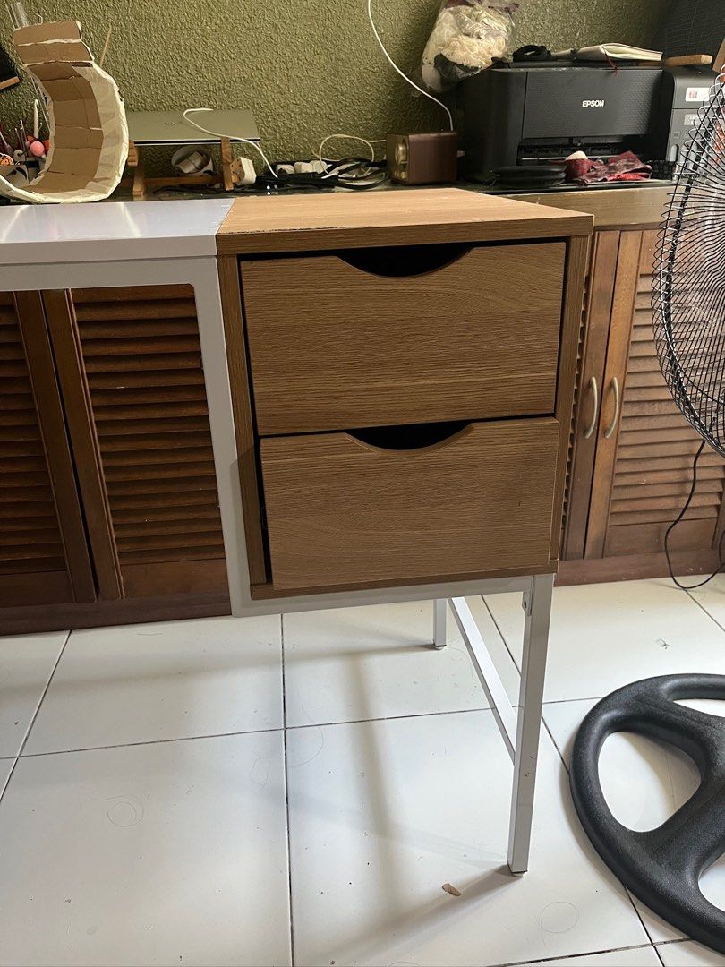 White office desk computer table with drawers (Category: Office Furniture & Fixtures) located in Pasig City. Submitted by kyow_ (Listing ID 1469457837, Image 2). Description: Location: Kapitolyo Pasig Width: 100 cm Depth: 48 cm Height: 76 cm Materials Table top & panels: 15 mm particle board Legs: 20 x 20 x 0.8 mm steel tubes in black powder coated finish Mandaue Foam Farrid Office Desk https://mandauefoam.ph/products/farid-office-desk white offi