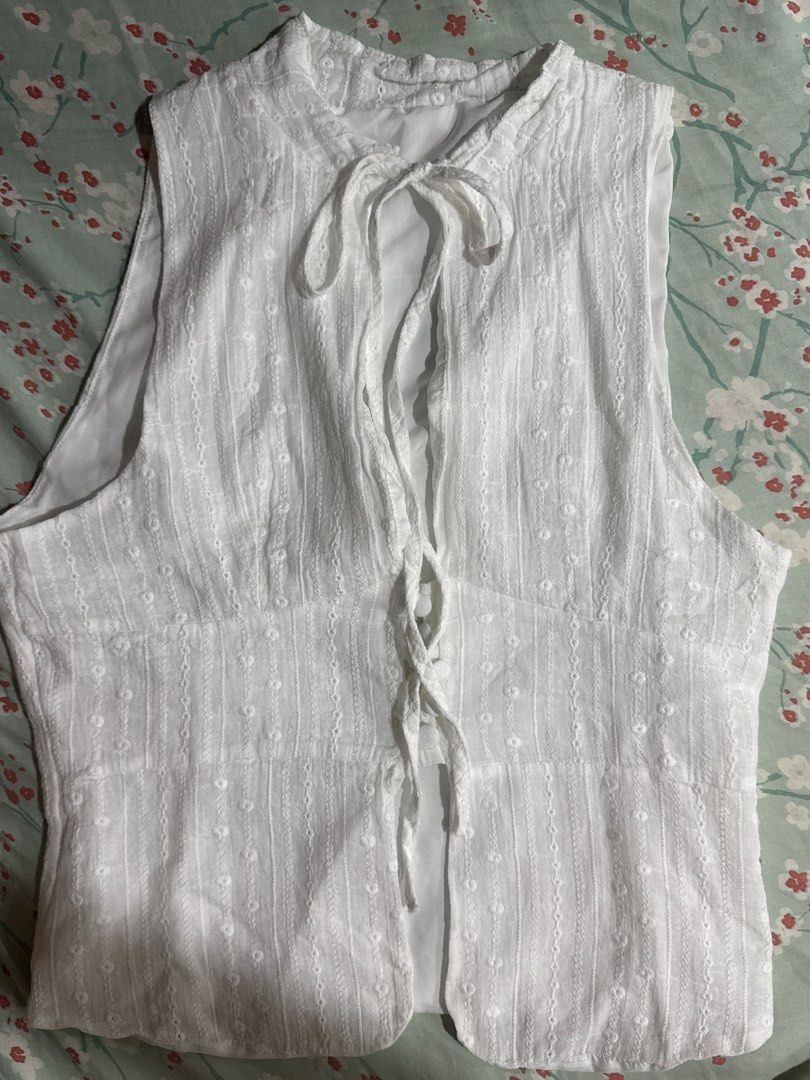 White sleeveless top (Category: Sleeveless) located in Quezon City. Submitted by mikmikpowder (Listing ID 1469516602, Image 1). Description: impulse buy, didn’t use ever size: L (refer to sizing guide in picture).