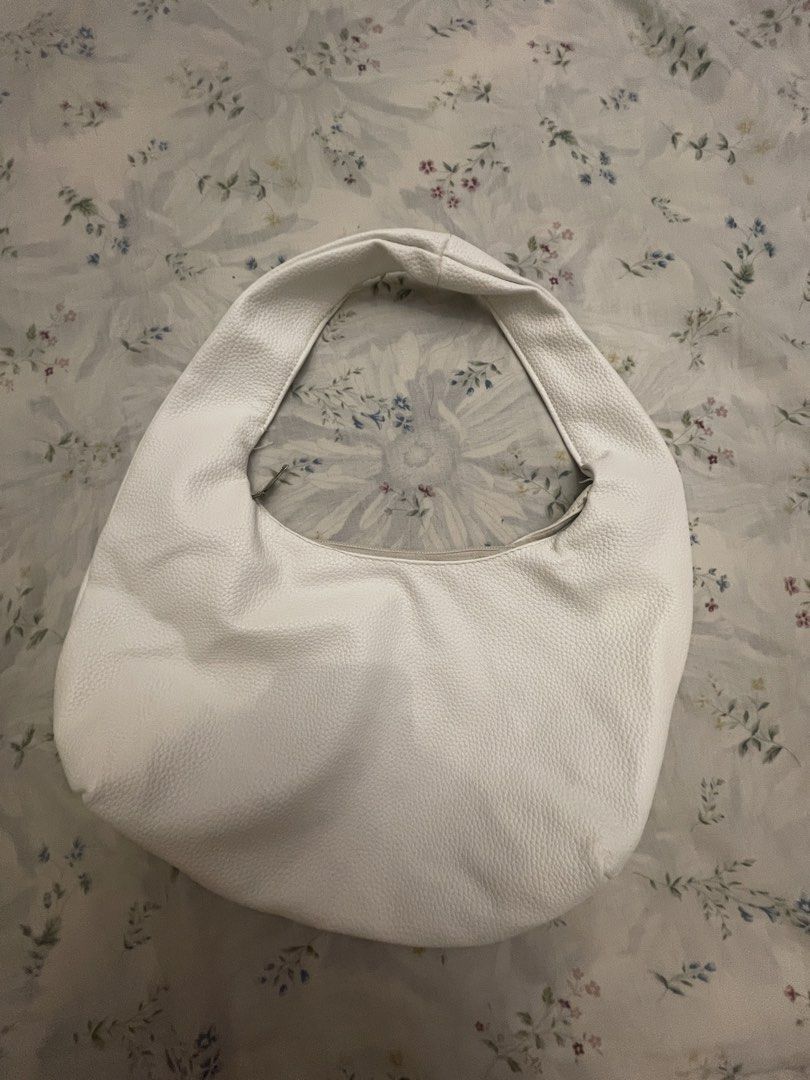 White Small Hobo Bag (Category: Shoulder Bags) located in Marikina City. Submitted by prelovedbyshams.sy (Listing ID 1469492515, Image 1). Description: .