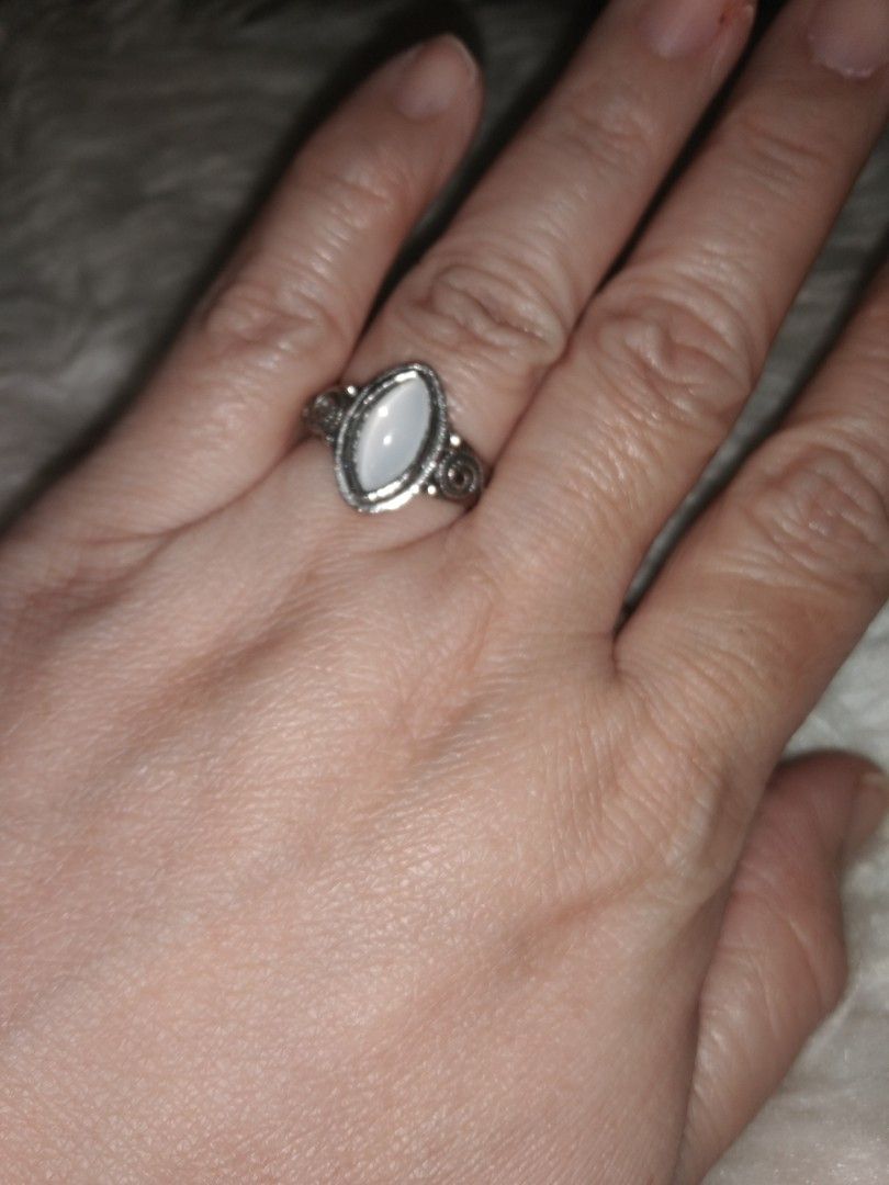 White stone teardrop ring size 8 stainless (Category: Rings) located in Quezon City. Submitted by eidorableshop (Listing ID 1469396275, Image 1). Description: .