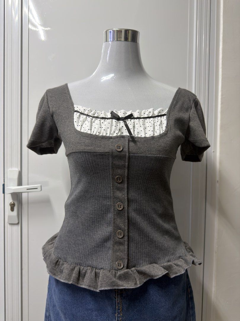 Women’s Brabie Gray Top (Category: Blouses) located in Manila. Submitted by signatureessentialsph (Listing ID 1469558279, Image 1). Description: Color Gray Size: Small- Medium Dm if interested .
