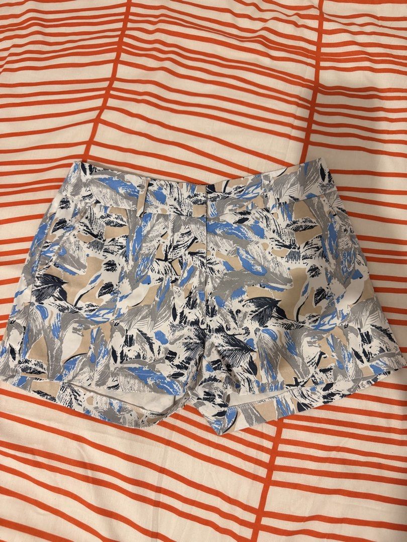 Women's Printed Tailored Shorts Blue Beige Leaf Pattern (Category: Shorts) located in Adams. Submitted by _applechu (Listing ID 1469548899, Image 1). Description: - Stylish blue, beige, and dark grey leaf pattern - Lightweight fabric, ideal for warm weather - Mid-rise waist with belt loops and zip fly - Two functional back welt pockets - Tailored fit for a smart-casual look.