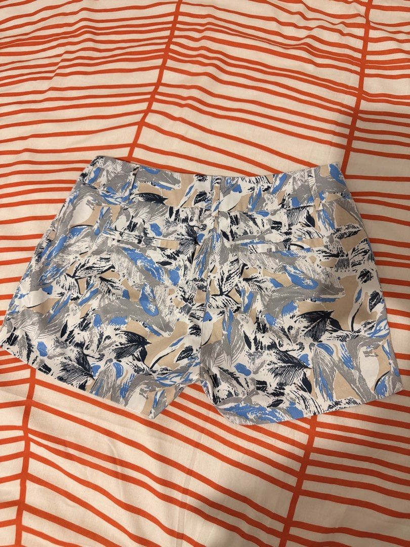Women's Printed Tailored Shorts Blue Beige Leaf Pattern (Category: Shorts) located in Adams. Submitted by _applechu (Listing ID 1469548899, Image 2). Description: - Stylish blue, beige, and dark grey leaf pattern - Lightweight fabric, ideal for warm weather - Mid-rise waist with belt loops and zip fly - Two functional back welt pockets - Tailored fit for a smart-casual look.
