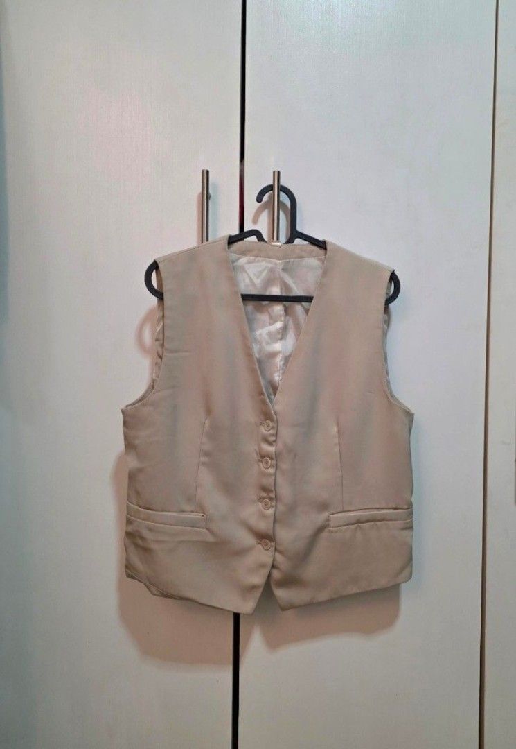 Women's Vests (Category: Sleeveless) located in Mandaluyong City. Submitted by qnnrslmvrdn (Listing ID 1469493392, Image 2). Description: get all for 550! Navy Blue - Medium | Green and Beige - Small.