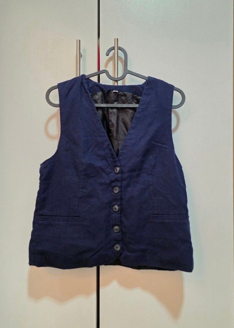 Women's Vests (Category: Sleeveless) located in Mandaluyong City. Submitted by qnnrslmvrdn (Listing ID 1469493392, Image 1). Description: get all for 550! Navy Blue - Medium | Green and Beige - Small.