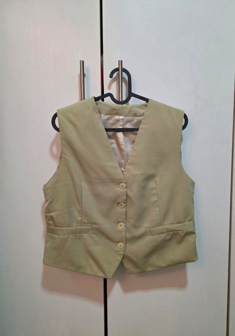 Women's Vests (Category: Sleeveless) located in Mandaluyong City. Submitted by qnnrslmvrdn (Listing ID 1469493392, Image 3). Description: get all for 550! Navy Blue - Medium | Green and Beige - Small.