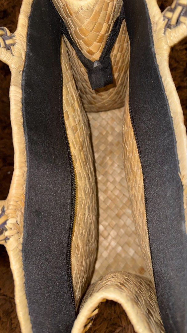 Woven bag (Category: Beach Bags) located in Quezon City. Submitted by wear.again.ph (Listing ID 1469514298, Image 2). Description: 🩵 Negotiable 🩵 Condition: 10/10 🩵 No issues.