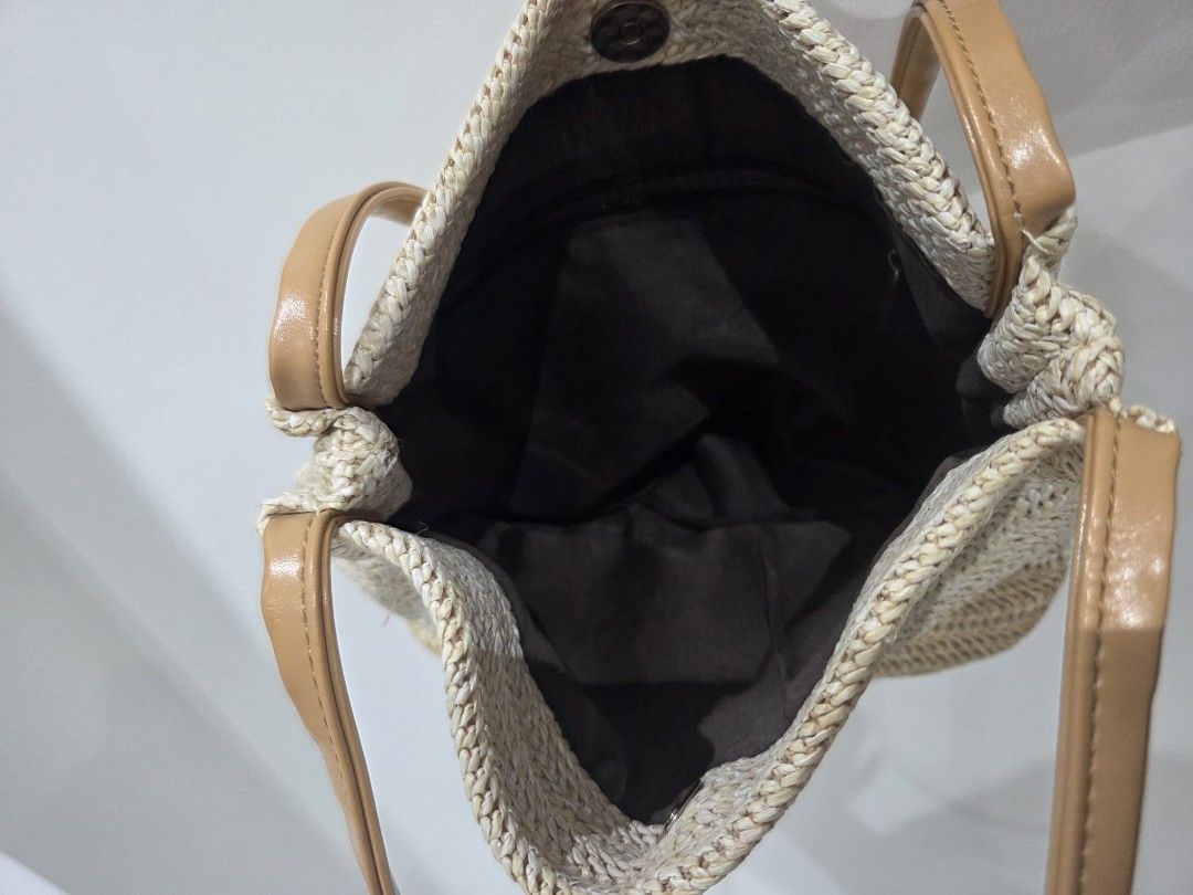 Woven Straw Shoulder Bag summer (Category: Shoulder Bags) located in Manila. Submitted by declutter1202 (Listing ID 1469505184, Image 2). Description: loc: binondo manila.