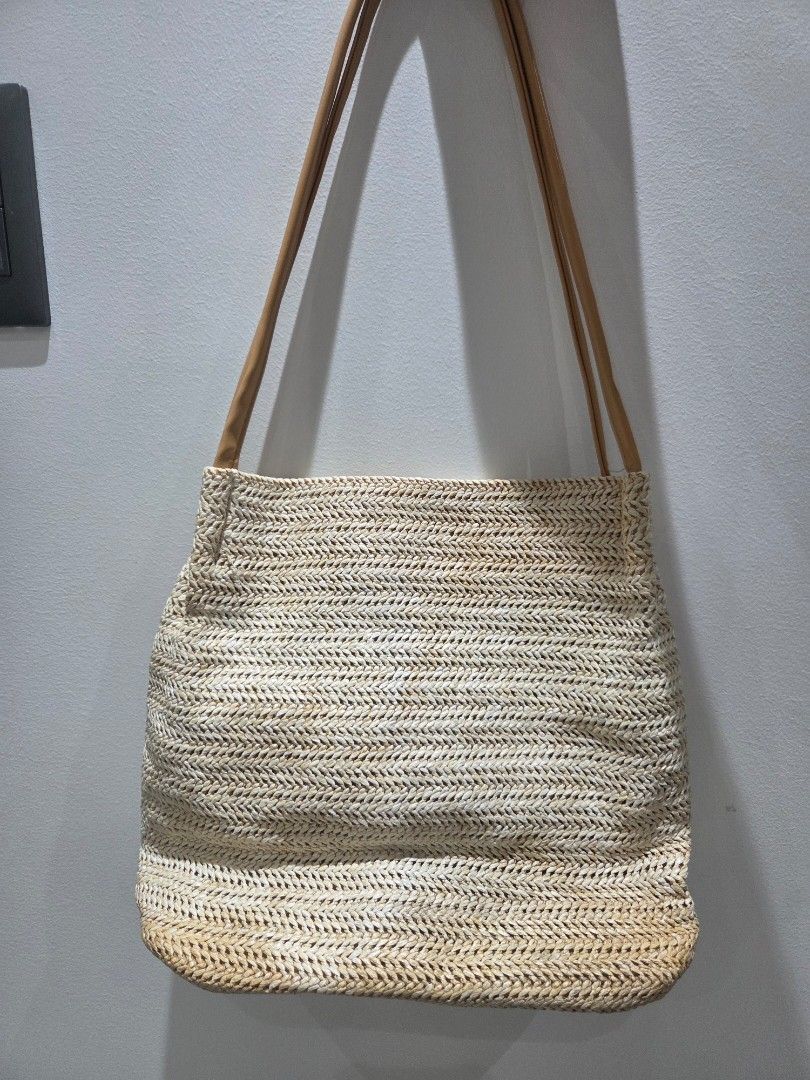 Woven Straw Shoulder Bag summer (Category: Shoulder Bags) located in Manila. Submitted by declutter1202 (Listing ID 1469505184, Image 3). Description: loc: binondo manila.