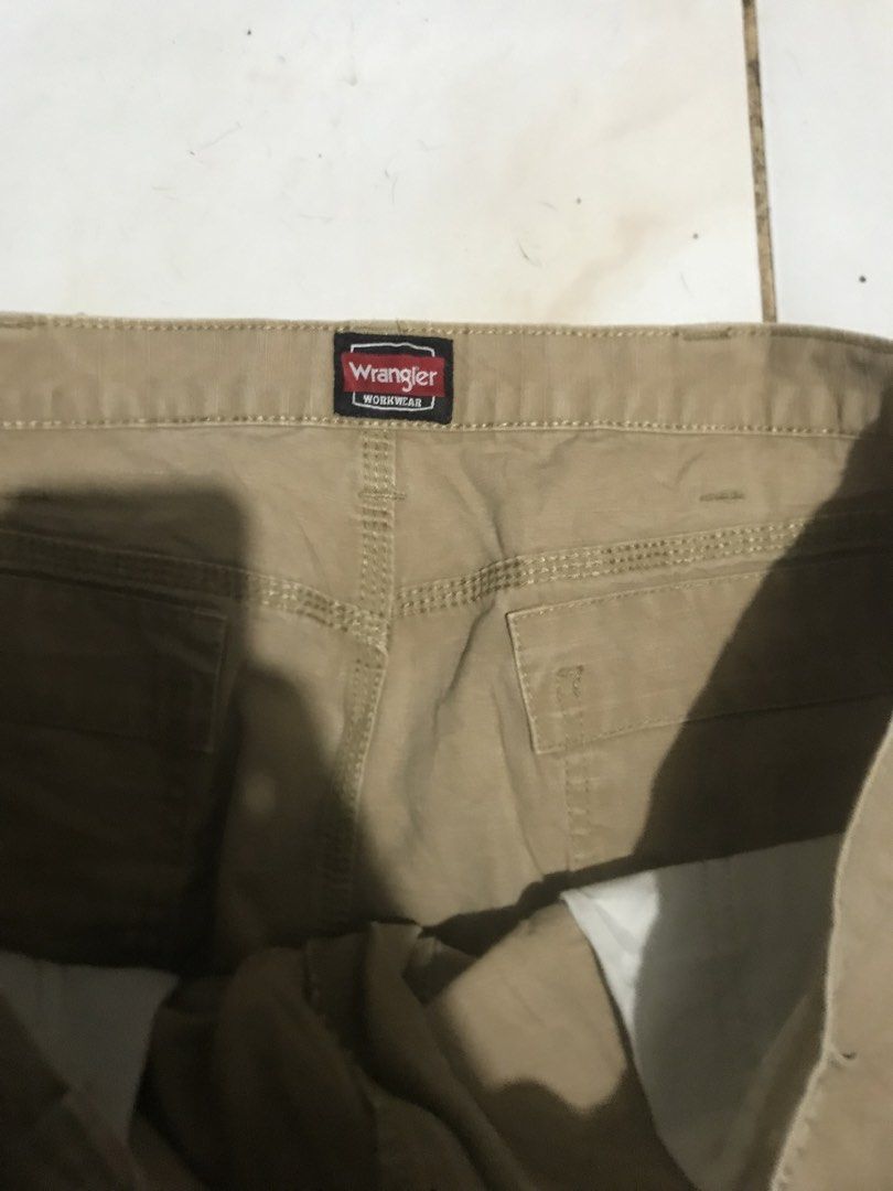 Wrangler cargo carpenter pants (Category: Jeans) located in Santa Cruz. Submitted by __incognito (Listing ID 1469434761, Image 3). Description: Size 38 on tag .