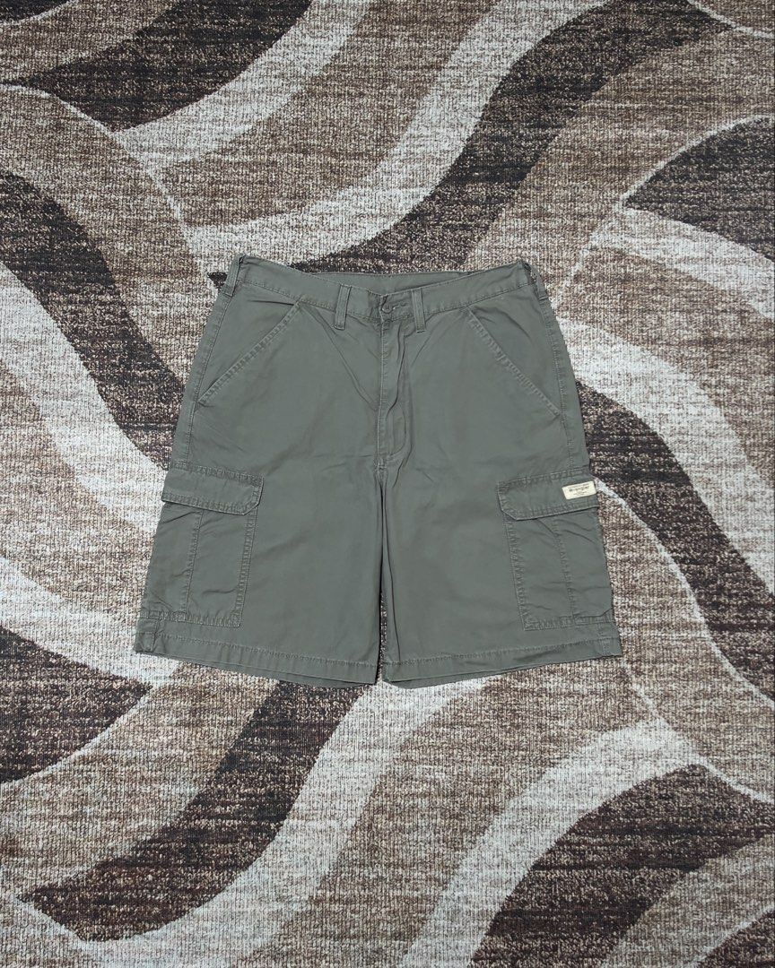 Wrangler Cargo Shorts (Category: Shorts) located in Rizal. Submitted by ithriftph_ (Listing ID 1469509132, Image 1). Description: 🔻 Details 🔻 Wrangler Cargo Shorts Gray colorway 6 pockets Waistline: 30" - 32" Length: 21" Leg hole: 12.5" Color rate: 8/10 Condition: 8/10 No issue Price: 400 pesos Reminders: Color may vary due to lighting and your screen resolution. Note: Ready to wear (already washed) Mode of Payment: 📌 Gcash 📌 Maribank.