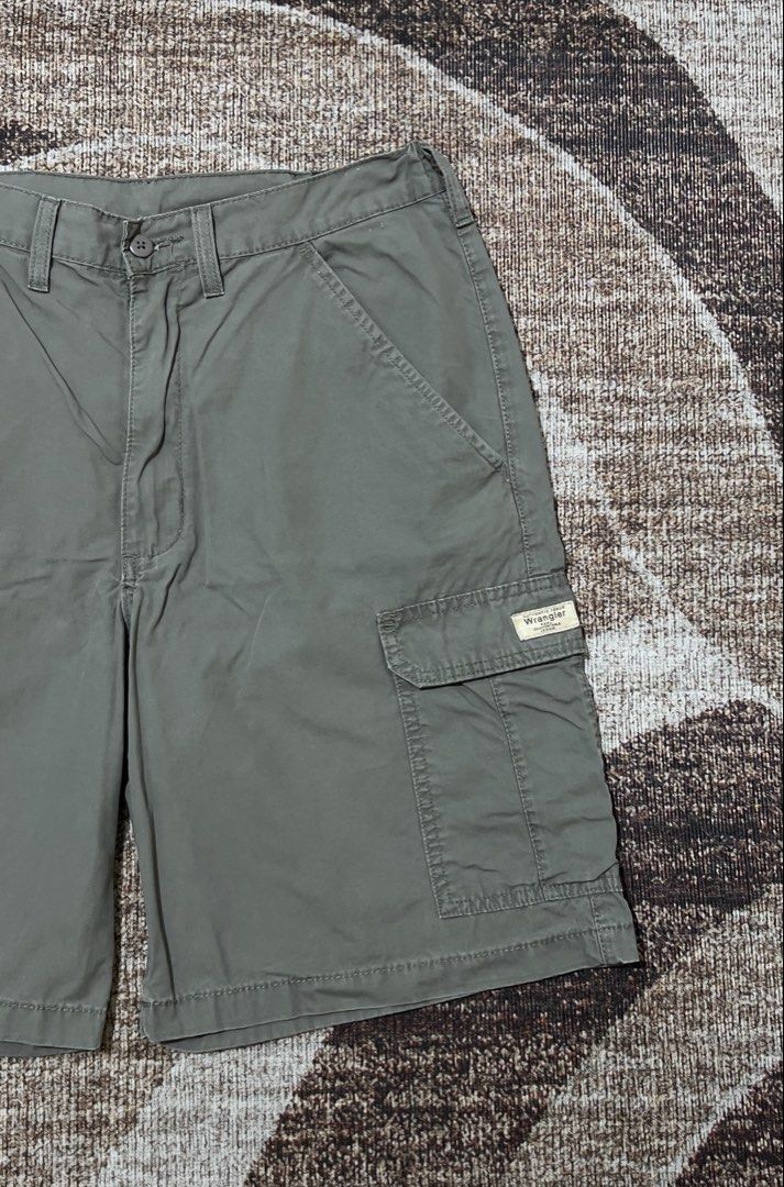 Wrangler Cargo Shorts (Category: Shorts) located in Rizal. Submitted by ithriftph_ (Listing ID 1469509132, Image 3). Description: 🔻 Details 🔻 Wrangler Cargo Shorts Gray colorway 6 pockets Waistline: 30" - 32" Length: 21" Leg hole: 12.5" Color rate: 8/10 Condition: 8/10 No issue Price: 400 pesos Reminders: Color may vary due to lighting and your screen resolution. Note: Ready to wear (already washed) Mode of Payment: 📌 Gcash 📌 Maribank.