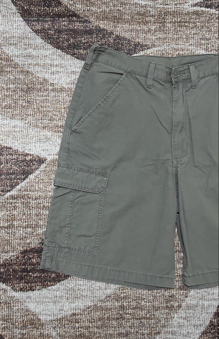 Wrangler Cargo Shorts (Category: Shorts) located in Rizal. Submitted by ithriftph_ (Listing ID 1469509132, Image 2). Description: 🔻 Details 🔻 Wrangler Cargo Shorts Gray colorway 6 pockets Waistline: 30" - 32" Length: 21" Leg hole: 12.5" Color rate: 8/10 Condition: 8/10 No issue Price: 400 pesos Reminders: Color may vary due to lighting and your screen resolution. Note: Ready to wear (already washed) Mode of Payment: 📌 Gcash 📌 Maribank.