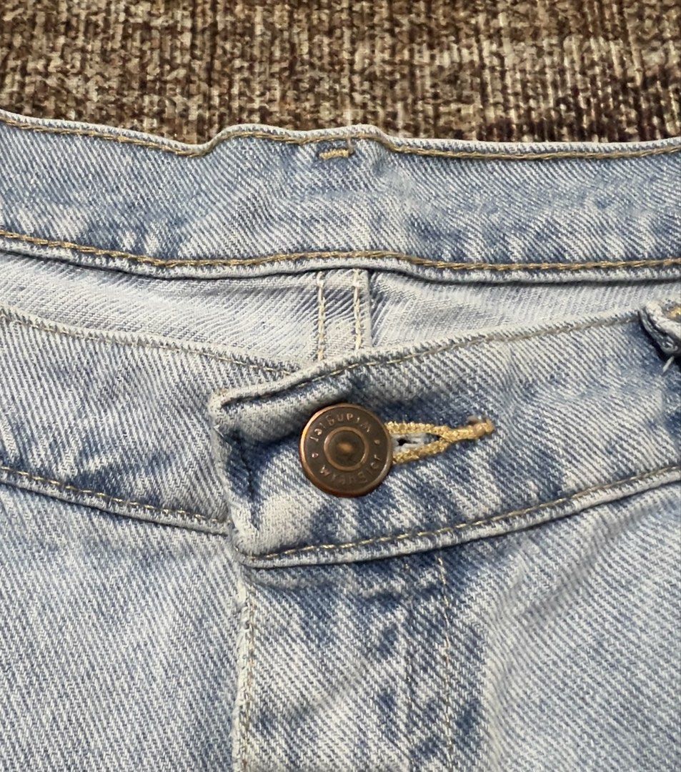 Wrangler Denim Shorts (Category: Shorts) located in Rizal. Submitted by ithriftph_ (Listing ID 1469509874, Image 2). Description: 🔻 Details 🔻 Wrangler Denim Shorts Light washed colorway Authentic Comeplete Tags Waistline: 38" Length: 22" Leg hole: 11" Color rate: 9/10 Condition: 9/10 No issue Price: 500 pesos Reminders: Color may vary due to lighting and your screen resolution. Note: Ready to wear (already washed) Mode of Payment: 📌 Gcash 📌 M