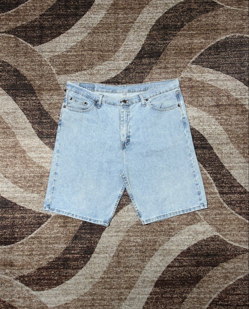 Wrangler Denim Shorts (Category: Shorts) located in Rizal. Submitted by ithriftph_ (Listing ID 1469509874, Image 1). Description: 🔻 Details 🔻 Wrangler Denim Shorts Light washed colorway Authentic Comeplete Tags Waistline: 38" Length: 22" Leg hole: 11" Color rate: 9/10 Condition: 9/10 No issue Price: 500 pesos Reminders: Color may vary due to lighting and your screen resolution. Note: Ready to wear (already washed) Mode of Payment: 📌 Gcash 📌 M